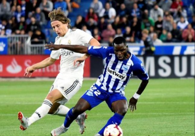 Mubarak Wakaso in action for Alaves against Real Madrid