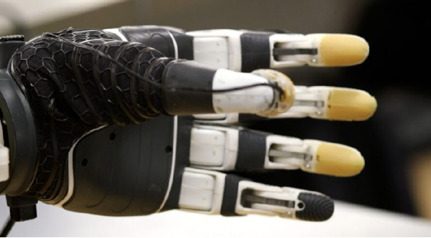US University creates hand with an AI brain
